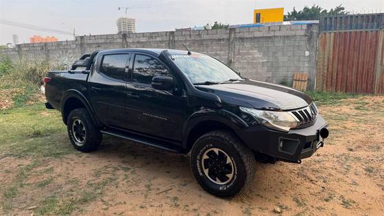 MITSUBISHI L200 TRITON 2.4 16V TURBO DIESEL SPORT HPE CD 4P 4X4 AUTOMÁTICO MITSUBISHI L200 TRITON 2.4 16V TURBO DIESEL SPORT HPE CD 4P 4X4 AUTOMÁTICO